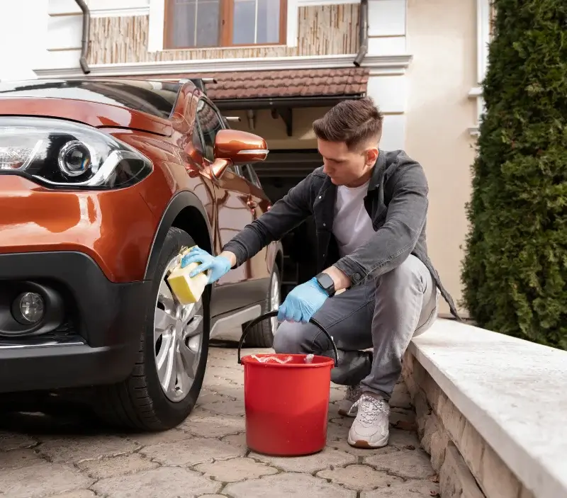 Lavage auto à domicile Bougneau : professionnel intervenant sur un véhicule